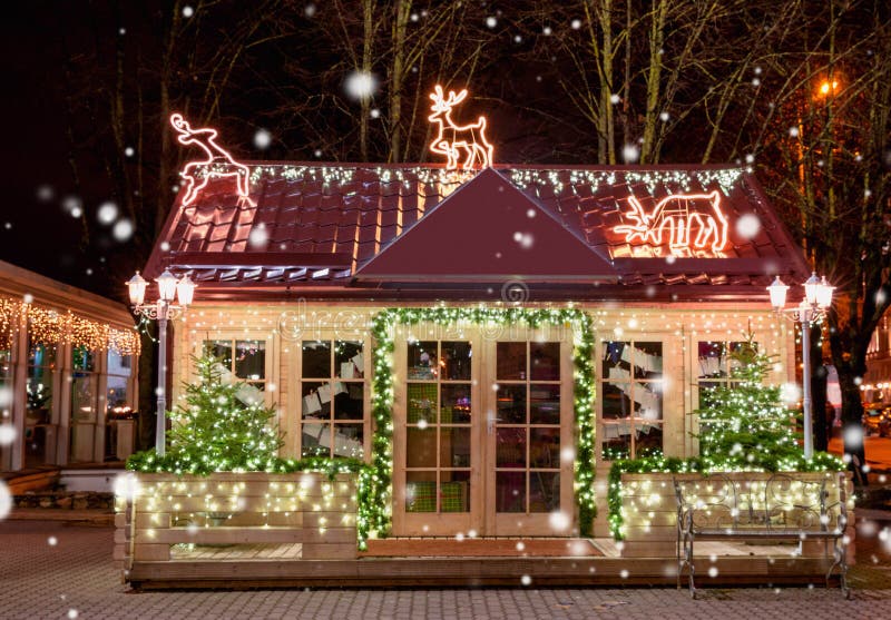 Casa pequena de madeira com a decoração do ano novo na noite Fundo do Natal Indicador do Natal Árvore de Natal fora fotografia de stock Casa pequena de madeira com a decoração do ano novo na noite Fundo do Natal Indicador do Natal Árvore de Natal fora fotografia de stock