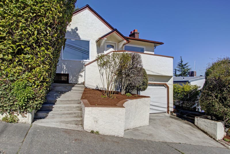 Casa piacevole esteriore con lo stucco bianco immagini stock libere da diritti Casa piacevole esteriore con lo stucco bianco immagini stock libere da diritti