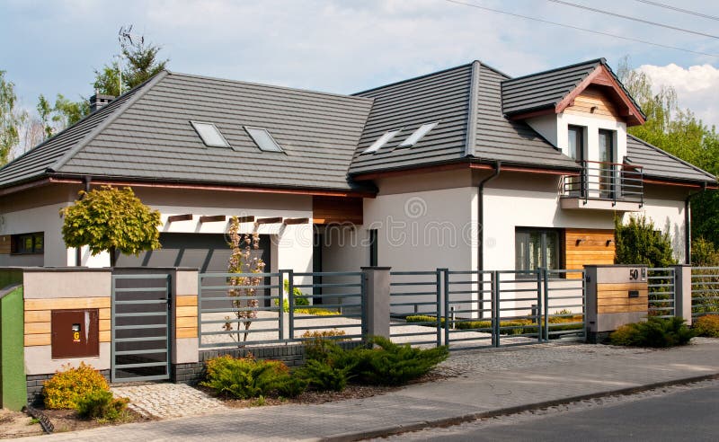 Casa privada moderna com a cerca de aço cinzenta das barras horizontais