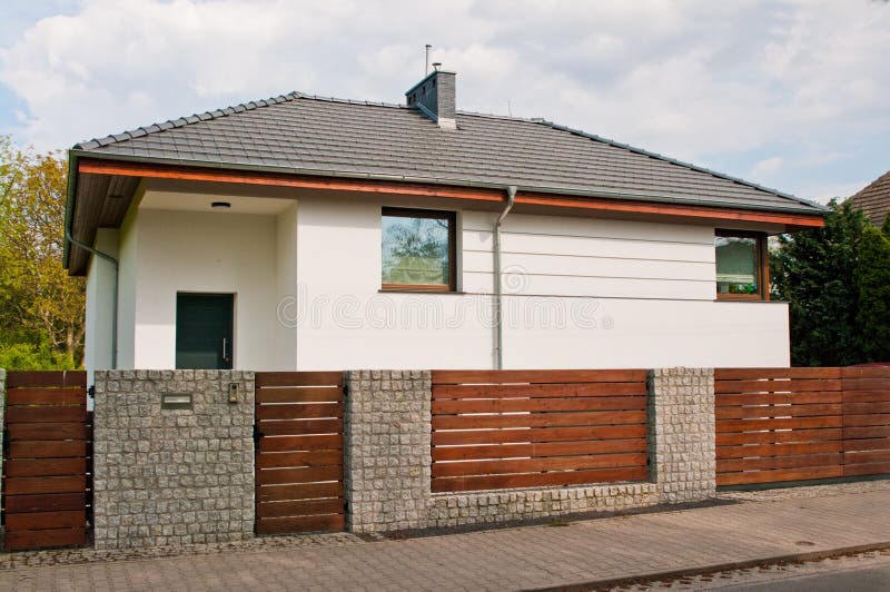 Casa privada moderna com a cerca de aço cinzenta das barras horizontais