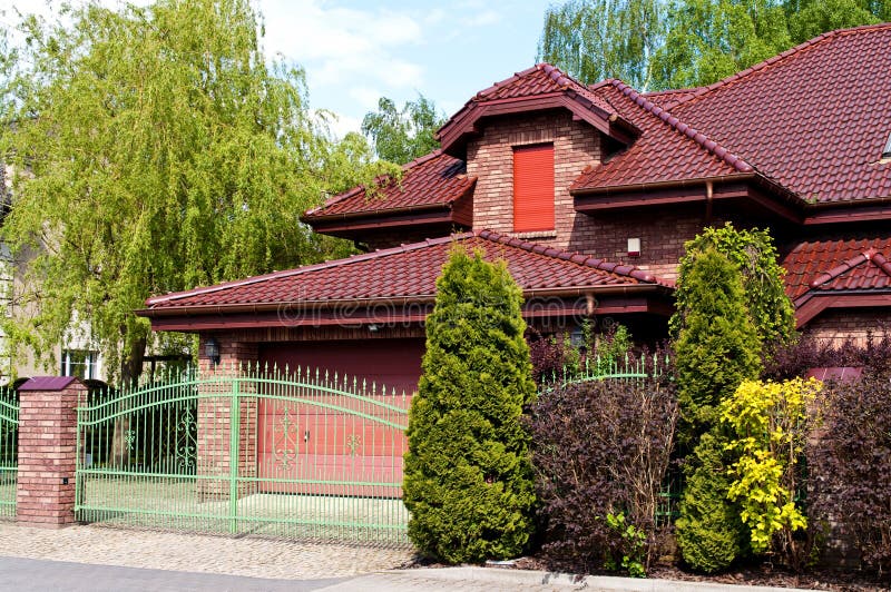 Casa privada moderna con el ladrillo rojo y la teja foto de archivo libre de regalías Casa privada moderna con el ladrillo rojo y la teja foto de archivo libre de regalías