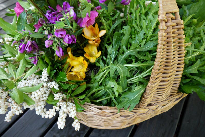 Casa: prodotti della molla e merce nel carrello freschi dei fiori fotografie stock libere da diritti Casa: prodotti della molla e merce nel carrello freschi dei fiori fotografie stock libere da diritti