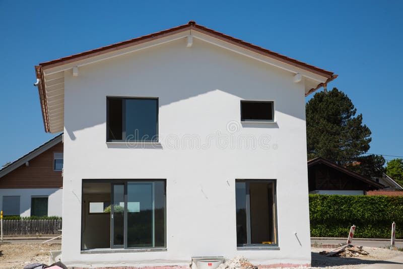 Casa recentemente construída, fachada branca imagem de stock royalty free Casa recentemente construída, fachada branca imagem de stock royalty free