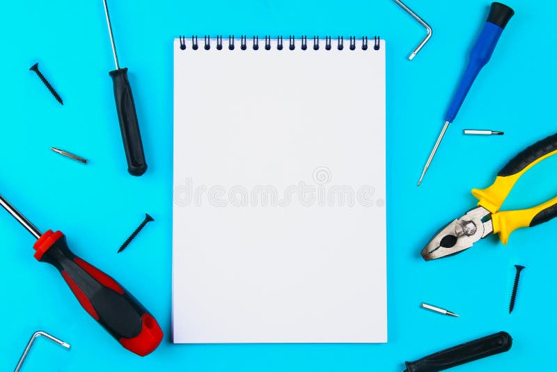 Casa, reparo da casa, redecorar, renovando o conceito Um grupo de ferramentas do reparo em uma grade azul: dois chaves de fenda e fotos de stock Casa, reparo da casa, redecorar, renovando o conceito Um grupo de ferramentas do reparo em uma grade azul: dois chaves de fenda e fotos de stock