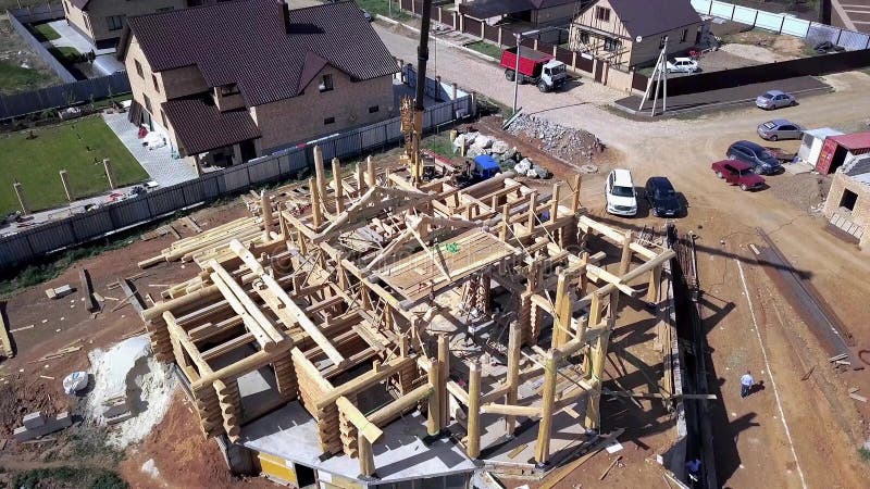 Casa residencial nova sob a construção, quadro grampo Ideia superior do processo de construir uma casa de madeira