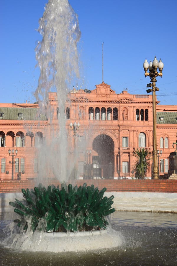 (rosa), il governo l'edificio da, per sul la piazza cittadina.