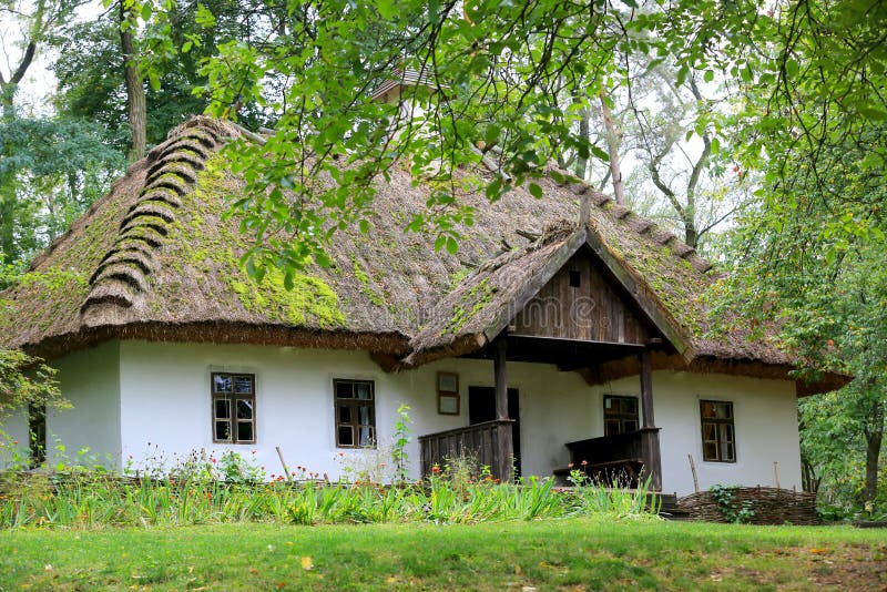 Casa vieja en bosque imagen de archivo. Imagen de antiguo 86255865