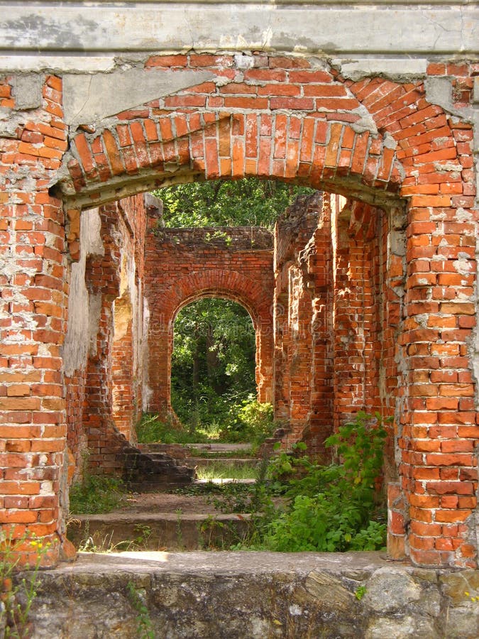 Casa señorial abandonada del siglo XIX del ladrillo rojo fotos de archivo Casa señorial abandonada del siglo XIX del ladrillo rojo fotos de archivo