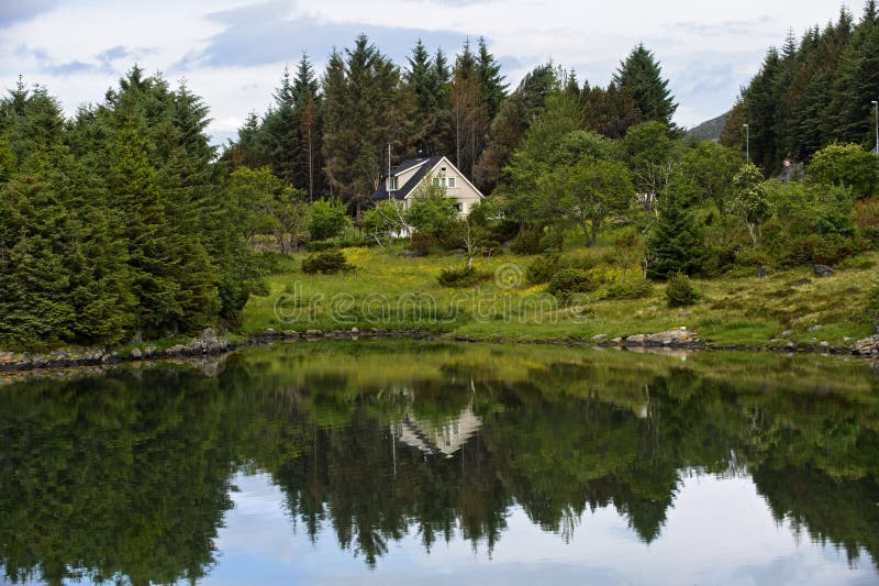 Casa sola imagen de archivo libre de regalías