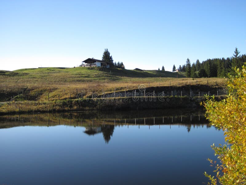 Casa sola en el lago foto de archivo libre de regalías