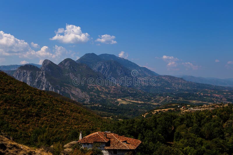 Casa sola en las montañas foto de archivo