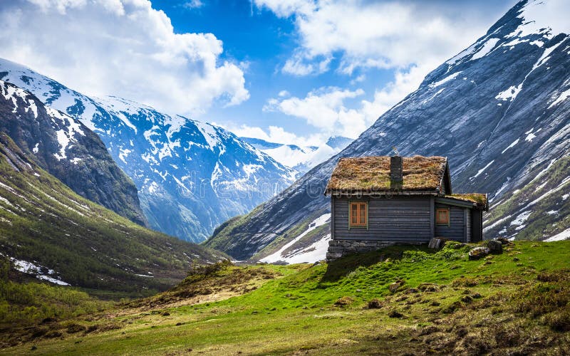 Casa sola en las montañas en Noruega foto de archivo