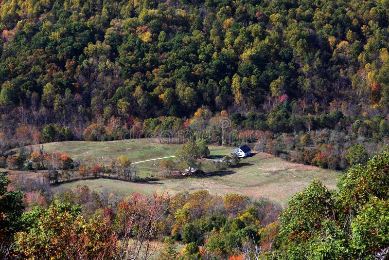 Casa solitaria en las montañas fotografía de archivo libre de regalías