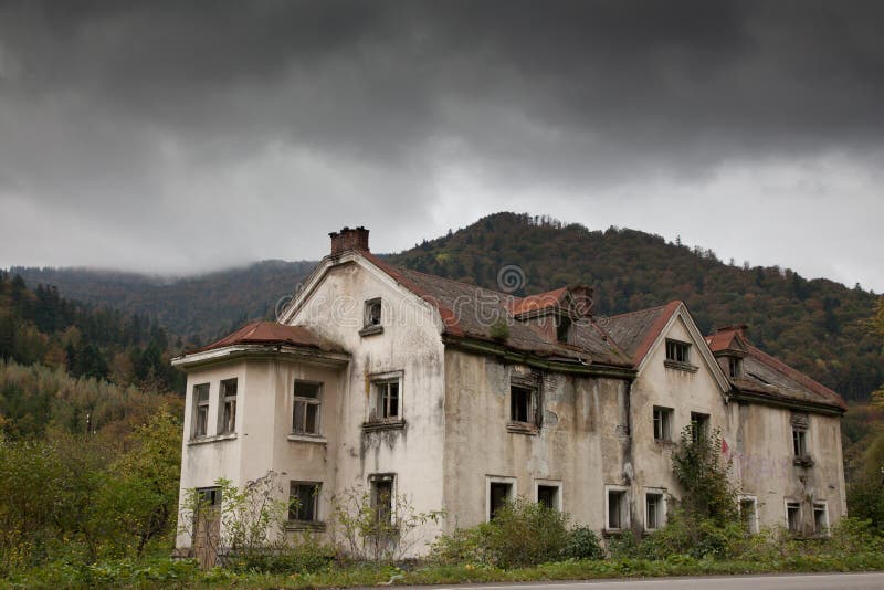 Casa Velha Sombrio Casas Escuras Com Janelas Escuras E Uma Fachada De  Desmoronamento Foto de Stock - Imagem de perspectiva, casa: 152766732