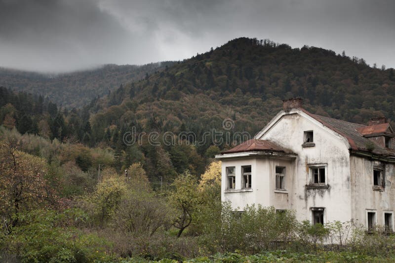 Casa Velha Sombrio Casas Escuras Com Janelas Escuras E Uma Fachada De Desmoronamento Foto de Stock - Imagem de perspectiva, casa: 152766732