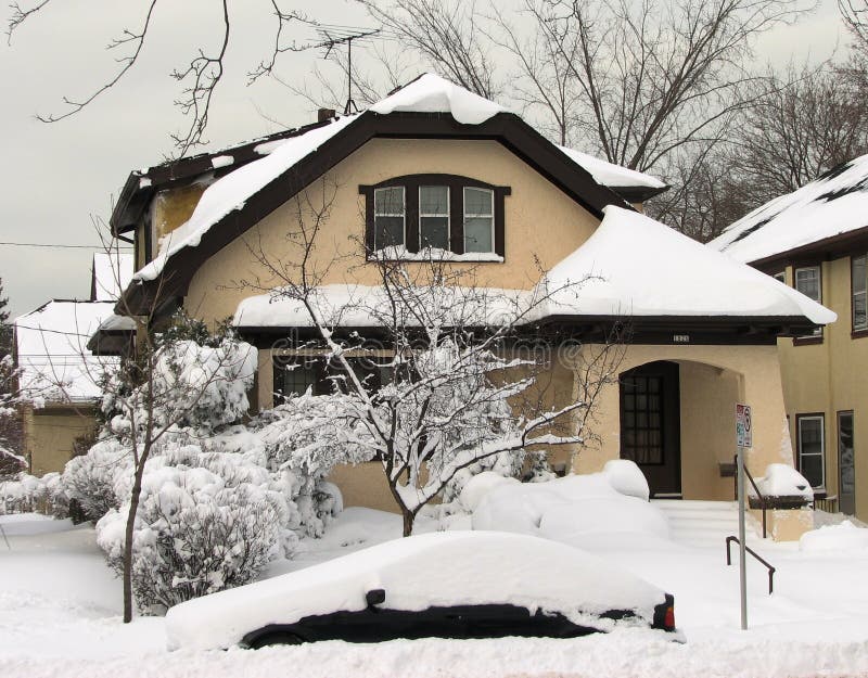 Casa tipica del Wisconsin dopo la caduta della neve pesante