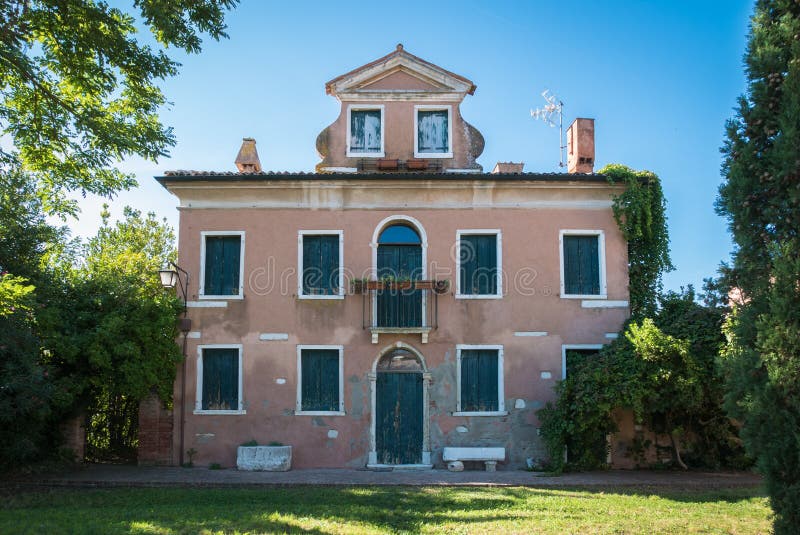 Casa típica en el estilo veneciano abandonado en el countr veneciano fotografía de archivo libre de regalías Casa típica en el estilo veneciano abandonado en el countr veneciano fotografía de archivo libre de regalías