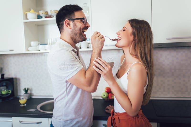 A casa una coppia che si gode la colazione insieme immagine stock A casa una coppia che si gode la colazione insieme immagine stock