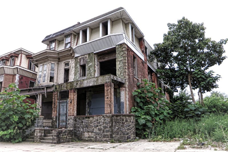 Casa vaga abandonada vazia na rua da cidade imagens de stock