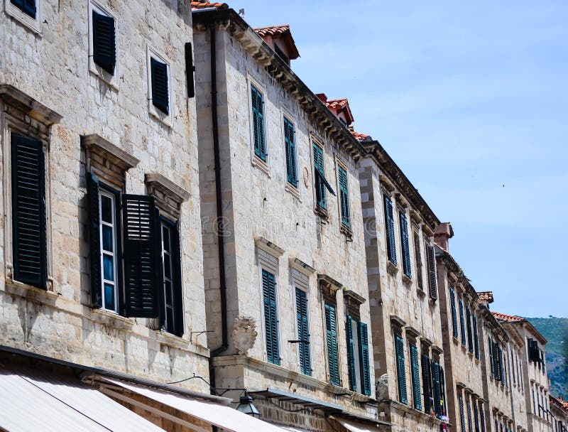 Casa velha bonita na rua de passeio principal na cidade velha de Dubrovnik foto de stock Casa velha bonita na rua de passeio principal na cidade velha de Dubrovnik foto de stock