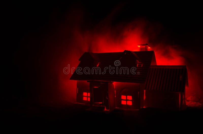 Casa velha com Ghost na noite enluarada ou casa assombrada abandonada do horror na névoa, casa de campo místico velha com a Lua c foto de stock Casa velha com Ghost na noite enluarada ou casa assombrada abandonada do horror na névoa, casa de campo místico velha com a Lua c foto de stock