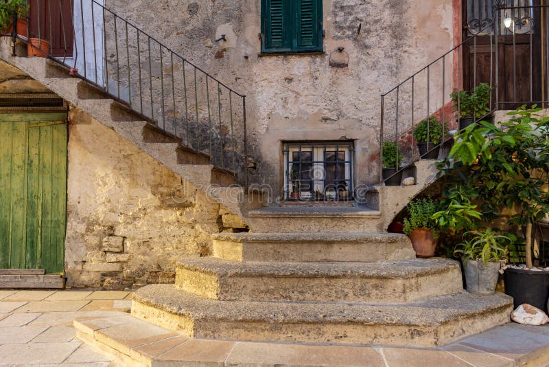 Casa velha da Toscânia Detalhe de sua escadaria estreita a ambos os lados fotos de stock Casa velha da Toscânia Detalhe de sua escadaria estreita a ambos os lados fotos de stock