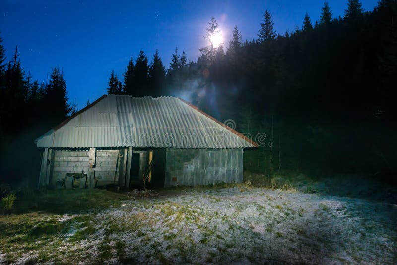 Casa Vieja En Una Noche De La Luna Llena Imagen de archivo - Imagen de