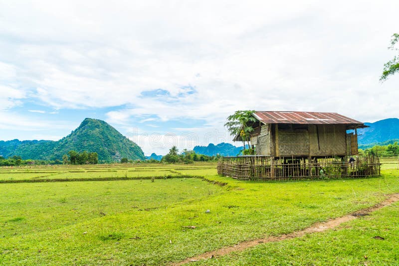 Casa vieja en los campos en Vang Vieng foto de archivo Casa vieja en los campos en Vang Vieng foto de archivo