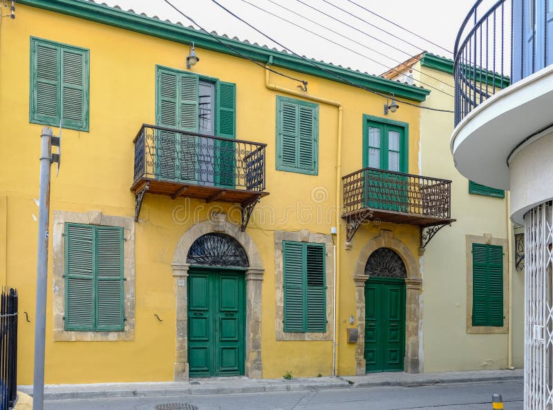 Casa vieja típica en las calles traseras de Nicosia, Chipre imagen de archivo libre de regalías Casa vieja típica en las calles traseras de Nicosia, Chipre imagen de archivo libre de regalías