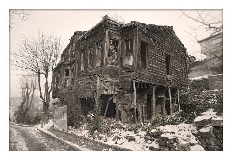 Casa vieja y arruinada en la nieve, foto blanco y negro imagen de archivo Casa vieja y arruinada en la nieve, foto blanco y negro imagen de archivo