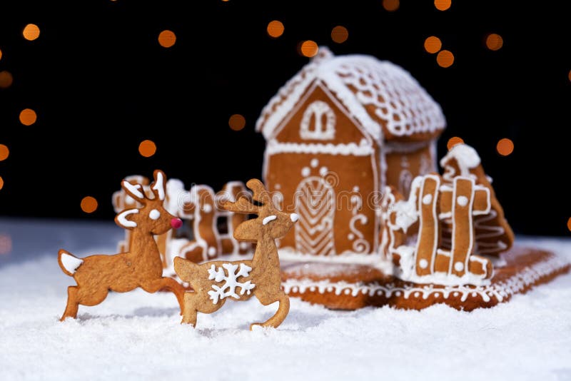 Casa y deers de la galleta del pan de jengibre de la Navidad imágenes de archivo libres de regalías Casa y deers de la galleta del pan de jengibre de la Navidad imágenes de archivo libres de regalías