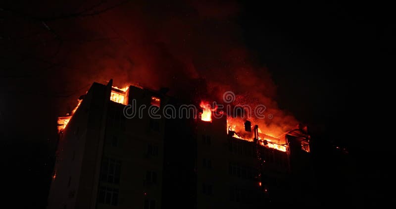 Casa é engolida em chamas à noite durante o desastre