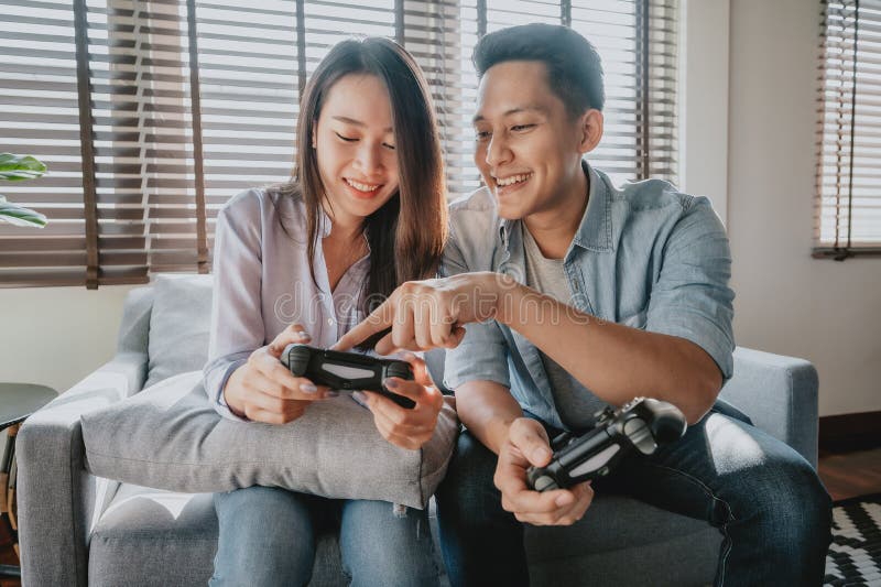 Pessoas Jogando Videogame E Se Divertindo Em Casa Imagem de Stock