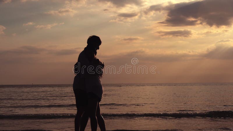 Casal asiático feliz andando ou correndo e segurando a mão girando com o romântico na praia no verão juntos.