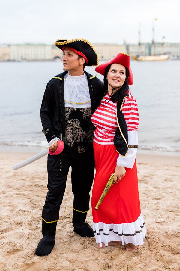 Fantasia de pirata casal  Halloween outfits, Couples costumes, Pirate  halloween costumes