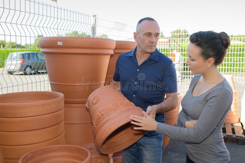 Casal comprando vasos de flores imagens de stock