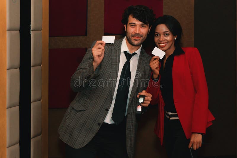 Casal Da Diversidade Feliz Mostrando A Passagem De Cinema Na Entrada Do