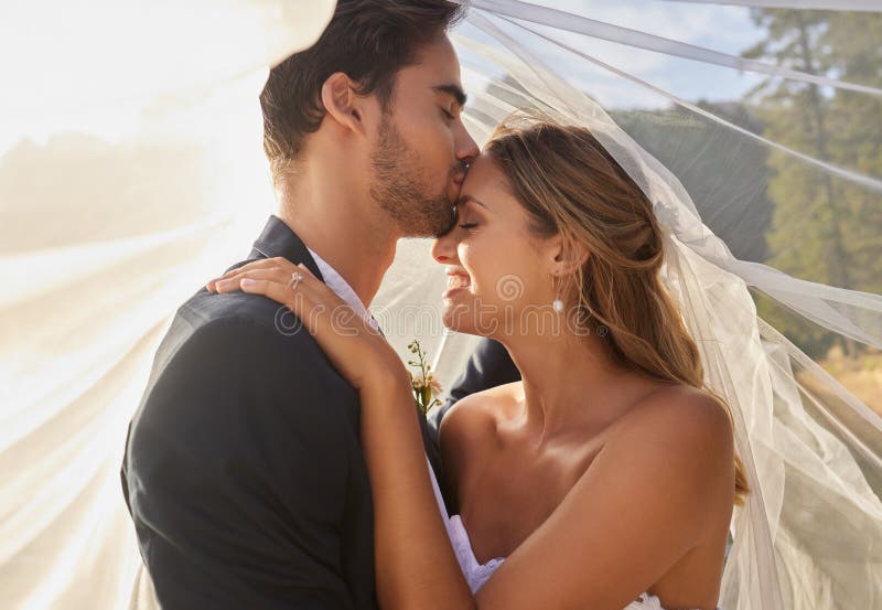 O amor está no ar! Em celebração ao Dia do Beijo no Japão, fãs