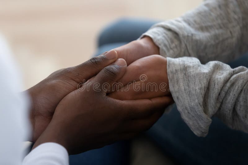Casal de etnia mista com as mãos expressa apoio no casamento