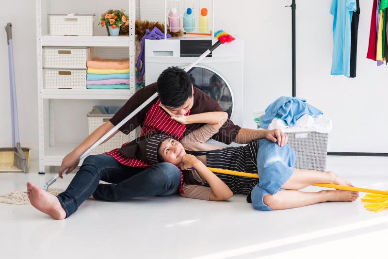 Lavanderia Feminina Enquanto O Homem Toca Tabuleiro Foto de Stock