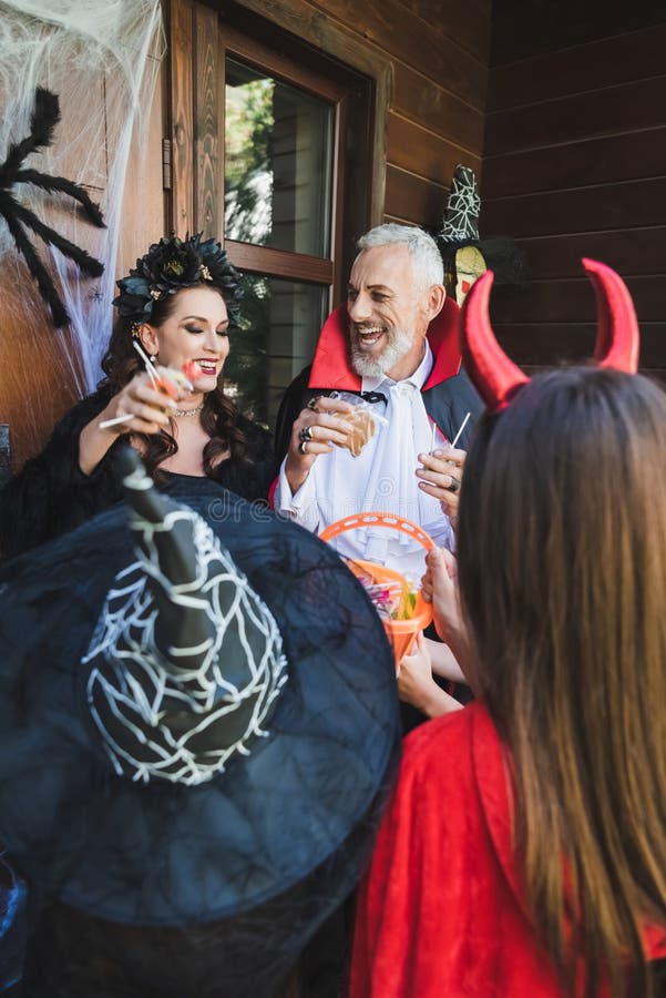 Família Assustadora Em Fantasias De Halloween Gritando Imagem de Stock -  Imagem de feriado, filho: 230395547