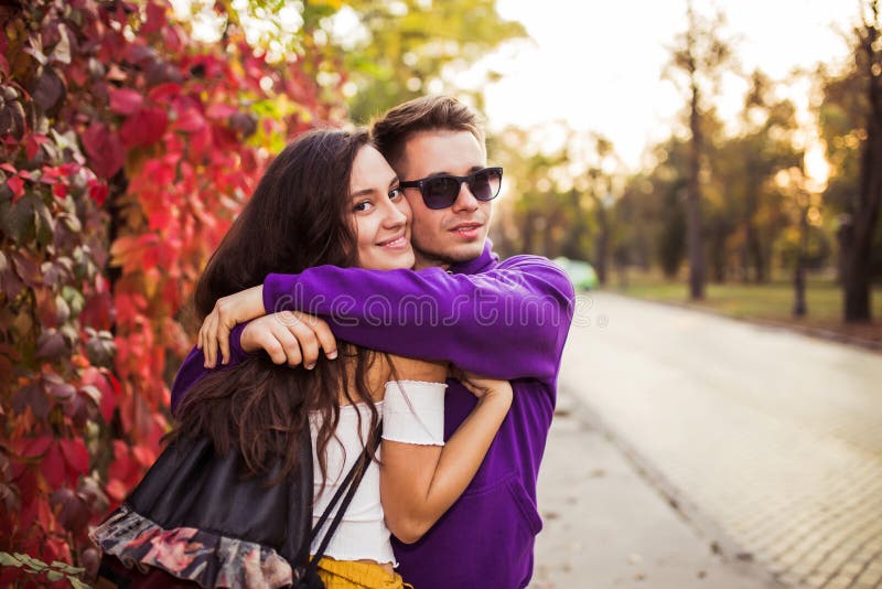 Casal feliz ou amigos se abraçando na rua após o encontro fotos de stock Casal feliz ou amigos se abraçando na rua após o encontro fotos de stock