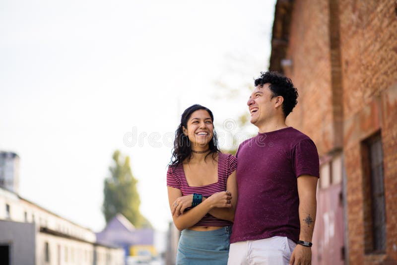 Jovem Casal Em Sala De Bilhar. Namorado Ensinando Sua Namorada a Jogar  Bilhar Imagem de Stock - Imagem de boate, feriado: 212990253