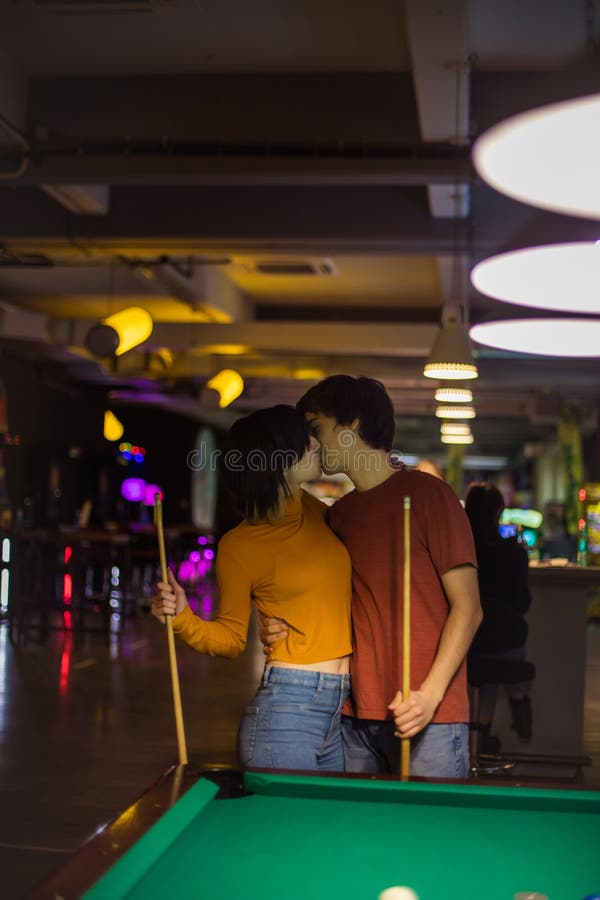 Jovem Casal Em Sala De Bilhar. Namorado Ensinando Sua Namorada a Jogar  Bilhar Imagem de Stock - Imagem de boate, feriado: 212990253