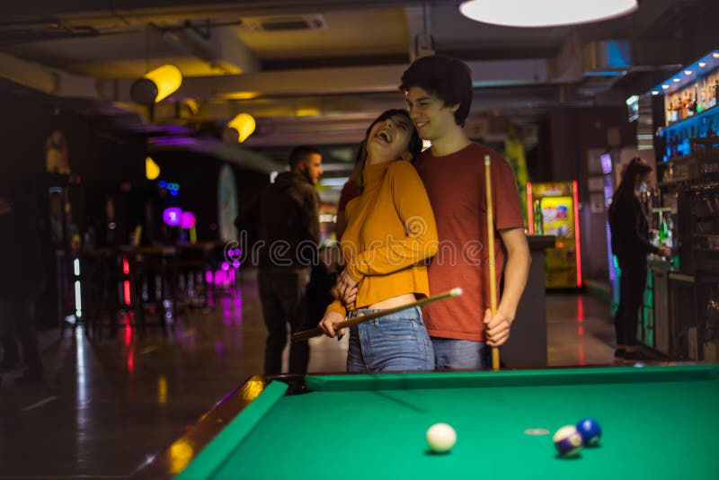 Jovem Casal Em Sala De Bilhar. Namorado Ensinando Sua Namorada a Jogar  Bilhar Imagem de Stock - Imagem de boate, feriado: 212990253