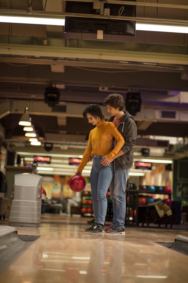 Jovem Casal Em Sala De Bilhar. Namorado Ensinando Sua Namorada a Jogar  Bilhar Imagem de Stock - Imagem de boate, feriado: 212990253