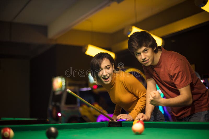 Jovem Casal Em Sala De Bilhar. Namorado Ensinando Sua Namorada a Jogar  Bilhar Imagem de Stock - Imagem de boate, feriado: 212990253