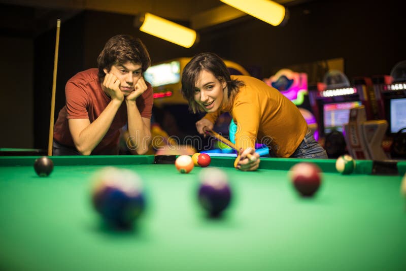 Jovem Casal Em Sala De Bilhar. Namorado Ensinando Sua Namorada a Jogar  Bilhar Imagem de Stock - Imagem de boate, feriado: 212990253