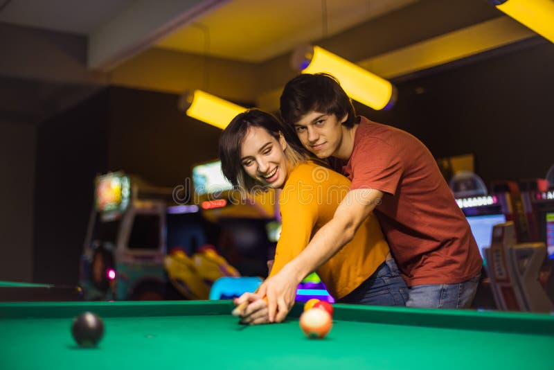 Jovem Casal Em Sala De Bilhar. Namorado Ensinando Sua Namorada a Jogar  Bilhar Imagem de Stock - Imagem de boate, feriado: 212990253