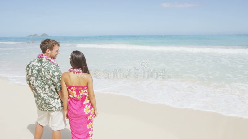 Casal parado na praia do Havaí